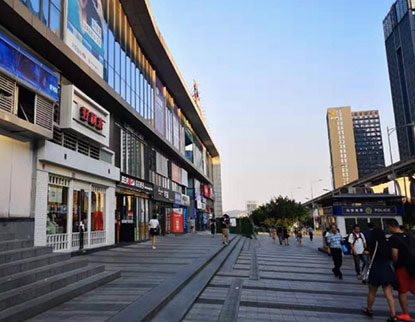 街边小吃一条街，<br/>给你除食堂外的多种美食选择