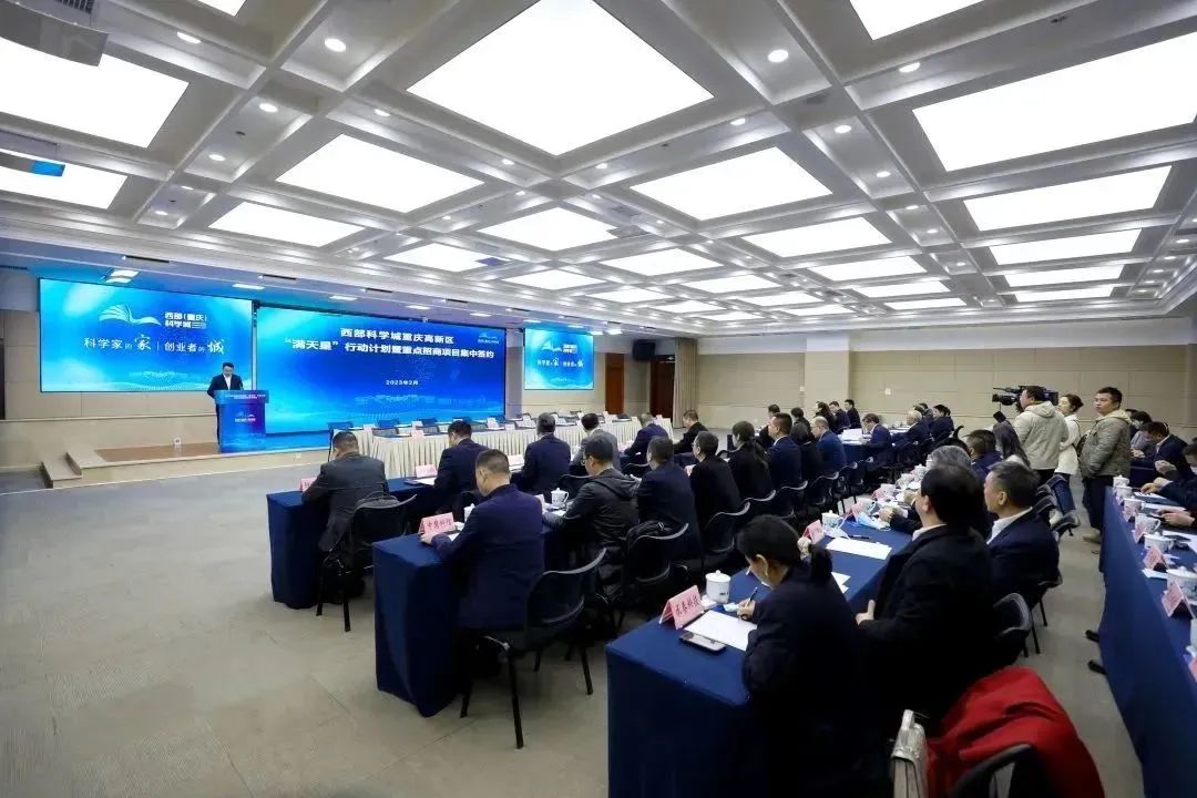 集中签约.jpg